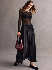 Poéselle Robe élégante et sexy noire à moitié transparente avec contraste plissé sur la partie supérieure, ourlet extra long. Robe noire à manches longues, robe noire en dentelle, robe noire sexy, robe de femme pour Halloween, robe à manches longues, robe élégante, FW24 - Noir - Voir 3