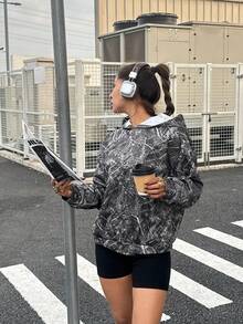 SHEIN 少女迷彩迷彩和树叶印花连帽运动衫，适合秋冬季街头风格、运动风、校园风、波西米亚风 - 軍綠色 - 查看 3