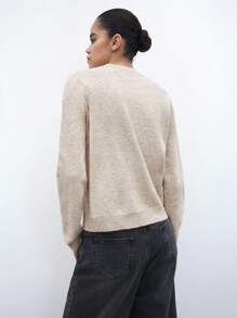 Maija Áo thun dài tay cổ tròn trễ vai màu mơ và kaki dành cho nữ có chi tiết cổ áo đính đá lấp lánh, dáng rộng thoải mái, dày dặn, phong cách đô thị mới thanh lịch & sang trọng cho mùa đông - Màu be - Xem 4