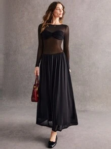 Poéselle Robe élégante et sexy noire à moitié transparente avec contraste plissé sur la partie supérieure, ourlet extra long. Robe noire à manches longues, robe noire en dentelle, robe noire sexy, robe de femme pour Halloween, robe à manches longues, robe élégante, FW24 - Noir - Voir 1