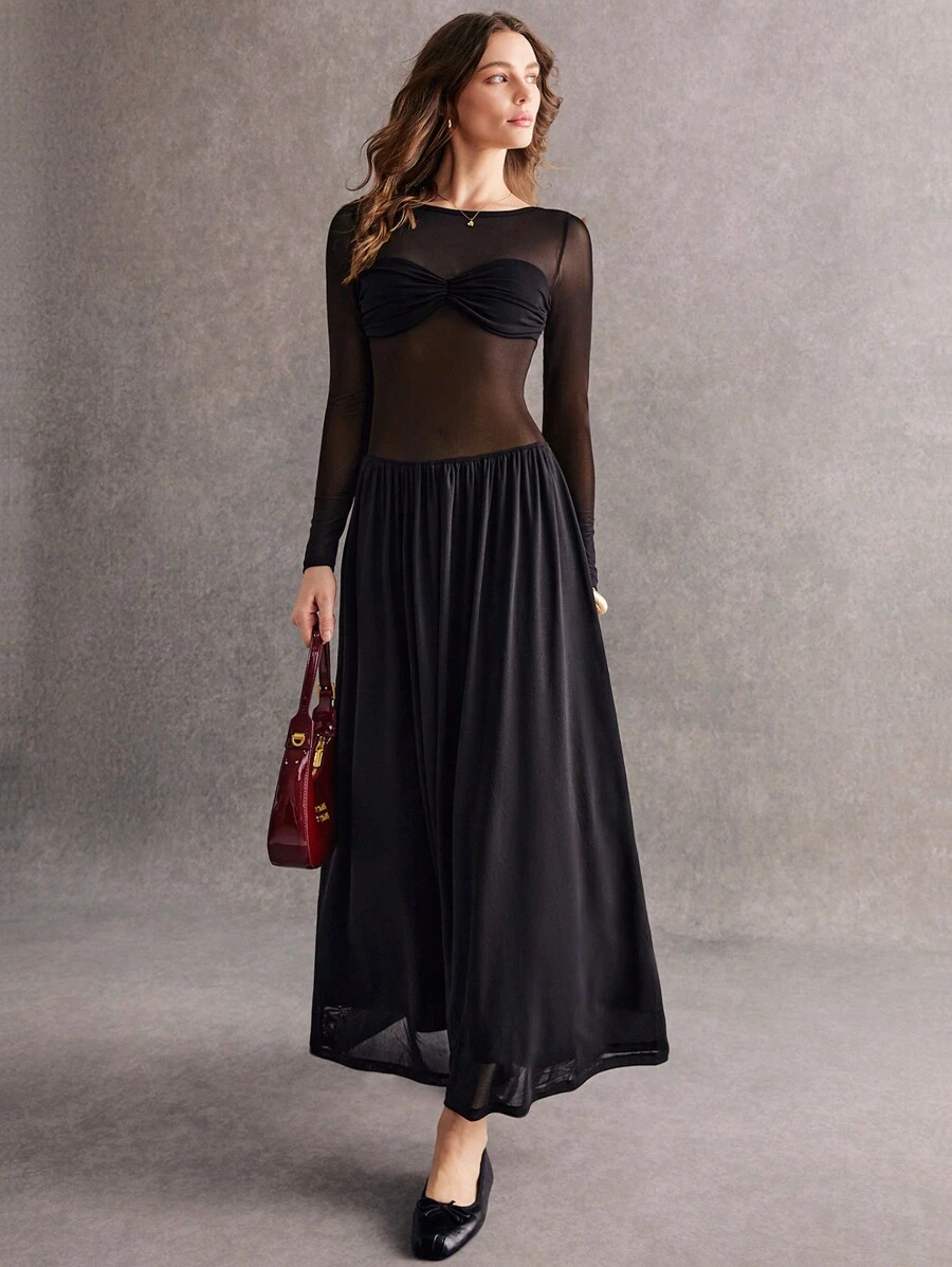 Poéselle Robe élégante et sexy noire à moitié transparente avec contraste plissé sur la partie supérieure, ourlet extra long. Robe noire à manches longues, robe noire en dentelle, robe noire sexy, robe de femme pour Halloween, robe à manches longues, robe élégante, FW24 - Noir - Voir 1