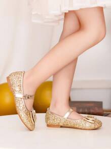 女童闪亮蝴蝶结装饰平底鞋，适合秋冬季的派对礼服