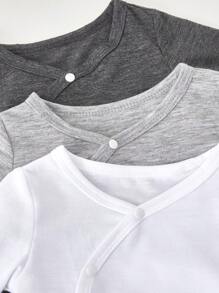SHEIN Vintaside Kids Bộ áo liền thân 3 món này có thiết kế tinh tế và chất liệu cao cấp, được sản xuất đặc biệt để mang lại sự thoải mái và tiện lợi toàn diện cho trẻ sơ sinh và trẻ nhỏ. Bộ sản phẩm bao gồm ba áo liền thân, mỗi áo có thiết kế và chi tiết khác nhau để phù hợp với nhu cầu mặc của bé trong các dịp khác nhau. - Nhiều màu - Xem 11