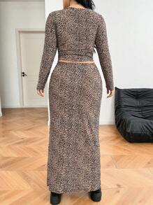 SHEIN EZwear Bộ 2 áo thun co giãn họa tiết da báo cỡ lớn + chân váy xẻ tà cao, 2 món trang phục mùa thu - Nhiều màu - Xem 2