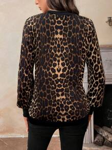 SHEIN LUNE Camiseta casual de mujer con escote en V, estampado de leopardo y parches, adecuada para otoño e invierno