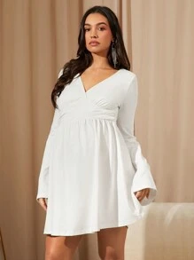 MaterniChic Vestido mini de manga larga con cuello en V profundo y volantes en las mangas, cintura ceñida, color blanco sólido y minimalista, ideal para uso diario y sexy. Apto para embarazo en otoño e invierno.