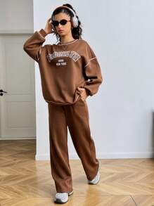 SHEIN 少女两件套/秋冬/休闲/运动/学院/棕色/针织/撞色线/口号英文印花/天鹅绒宽松运动衫和白色运动裤/运动服/返校 - 棕色 - 查看 6