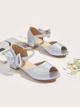 青少年高跟凉鞋，银色蝴蝶结设计，粗跟，适合青少年和青春期前儿童
