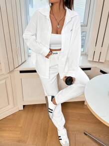 Muchica 女士针织字母贴花细节绗缝落肩白色夹克和裤子 2 件套套装