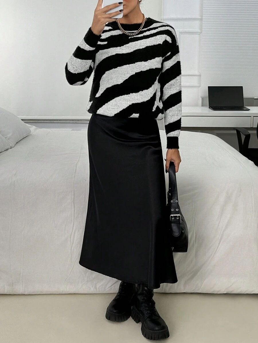 EURMUSE Women Animal Pattern Hairy Yarn Necklace Detailed Pullover - Black and White - View 1