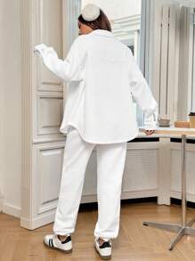 Muchica 女士针织字母贴花细节绗缝落肩白色夹克和裤子 2 件套套装