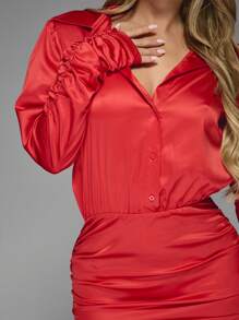 MISSGUIDED Đầm ngắn tay ôm sát, cổ bẻ, cài nút bằng vải satin Slinky, eo nhún, họa tiết Giáng sinh - Đỏ - Xem 3