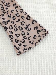 Cozy Pixies Conjunto de 2 piezas para bebé niña con sudadera con capucha con estampado de corazón y pantalones acampanados - Multicolor - Ver 3