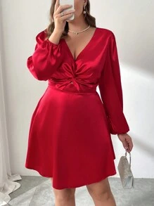 SHEIN Privé 大码优雅通勤 V 领前扭纹镂空性感约会演唱会褶皱下摆短款缎面长袖连衣裙 - 酒紅色 - 查看 4
