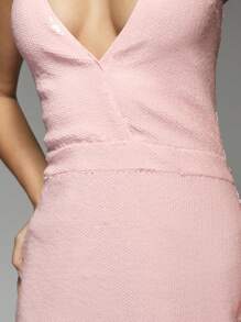 MISSGUIDED Vestido corto sin mangas con cuello en pico, detalle de lazo con lentejuelas y estilo futurista Y2K