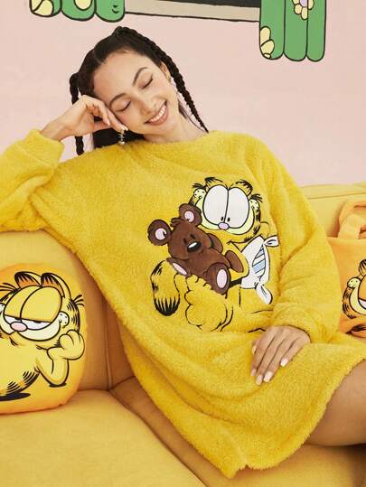 GARFIELD | SHEIN 女士黄色圣诞新年可爱休闲刺绣卡通图案落肩宽松双层抓绒睡衣连衣裙，保暖防寒，蓬松舒适，适合秋冬季节穿着。