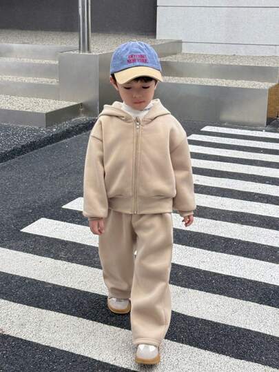 SHEIN Little Byeori 2件套 青少年男孩 男孩休闲 学院风 舒适时尚 简约实用 日韩 轻松百搭 柔软舒适 系带一字扣 舒适加厚 开衫 毛衣 外套 裤子套装 适合户外玩耍 适合儿童装 学校返校装 男童套装 男童日常装 适合上学 适合旅行 适合运动 适合秋冬