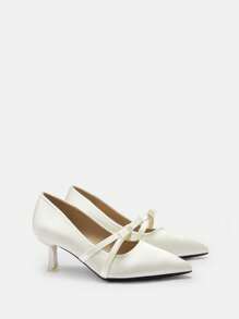 CUCCOO CURVES Damen weiße perforierte Schleife Spitze Kitten Heel elegante formelle Kleiderschuhe, breite Passform für festliche Anlässe, Hochzeit, Date Night