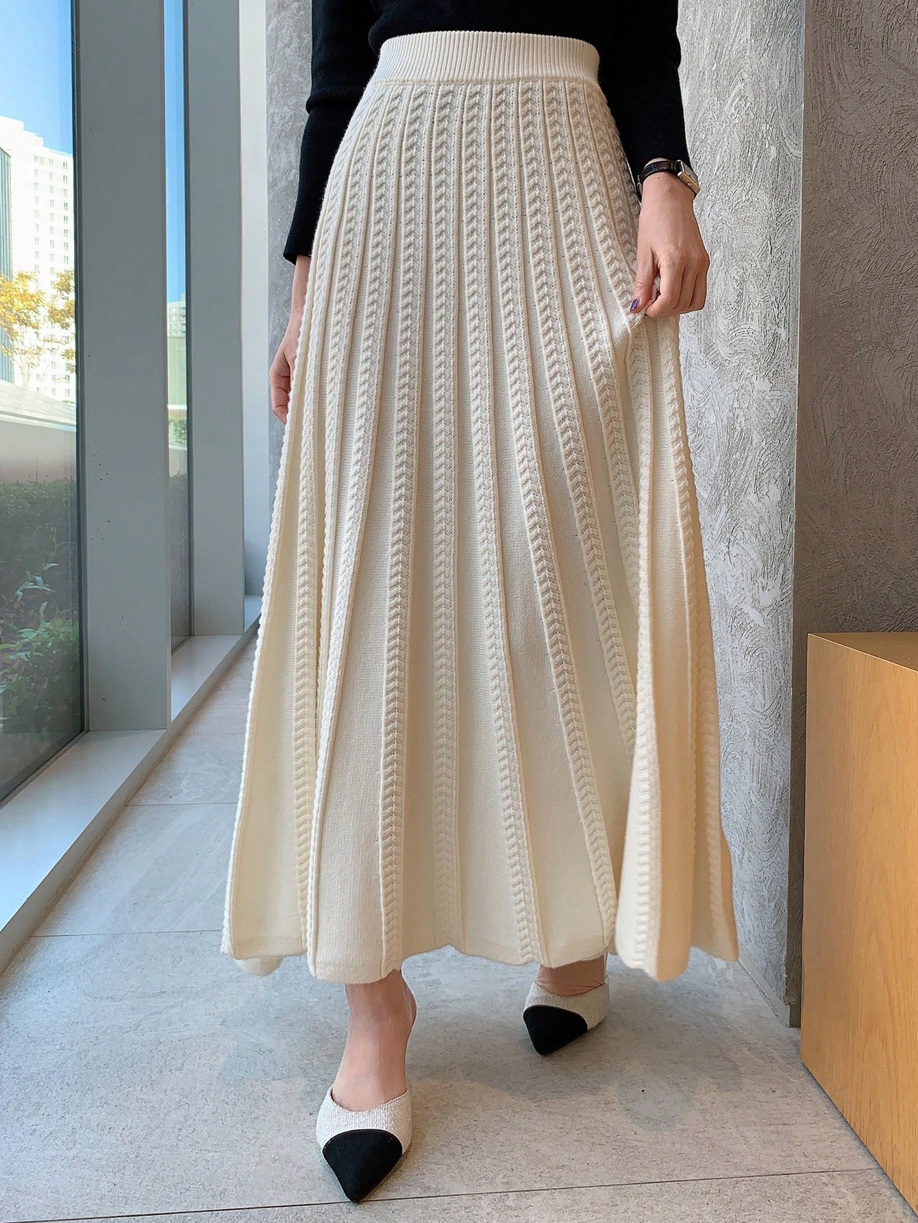 تنورة ذات خصر عالي مطوية بلون أحادي