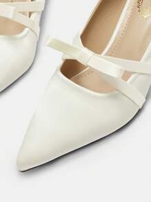 CUCCOO CURVES Damen weiße perforierte Schleife Spitze Kitten Heel elegante formelle Kleiderschuhe, breite Passform für festliche Anlässe, Hochzeit, Date Night