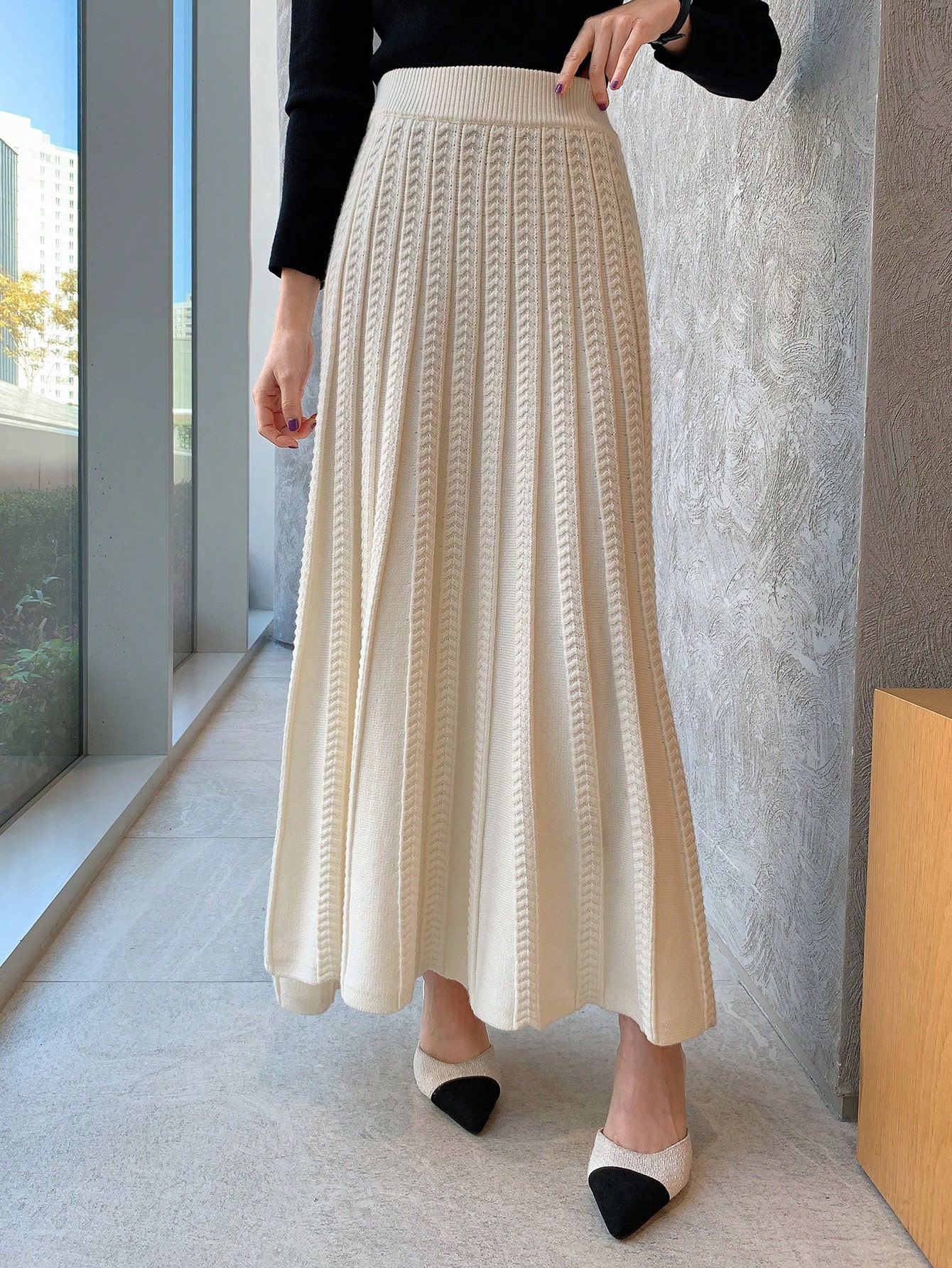 تنورة ذات خصر عالي مطوية بلون أحادي