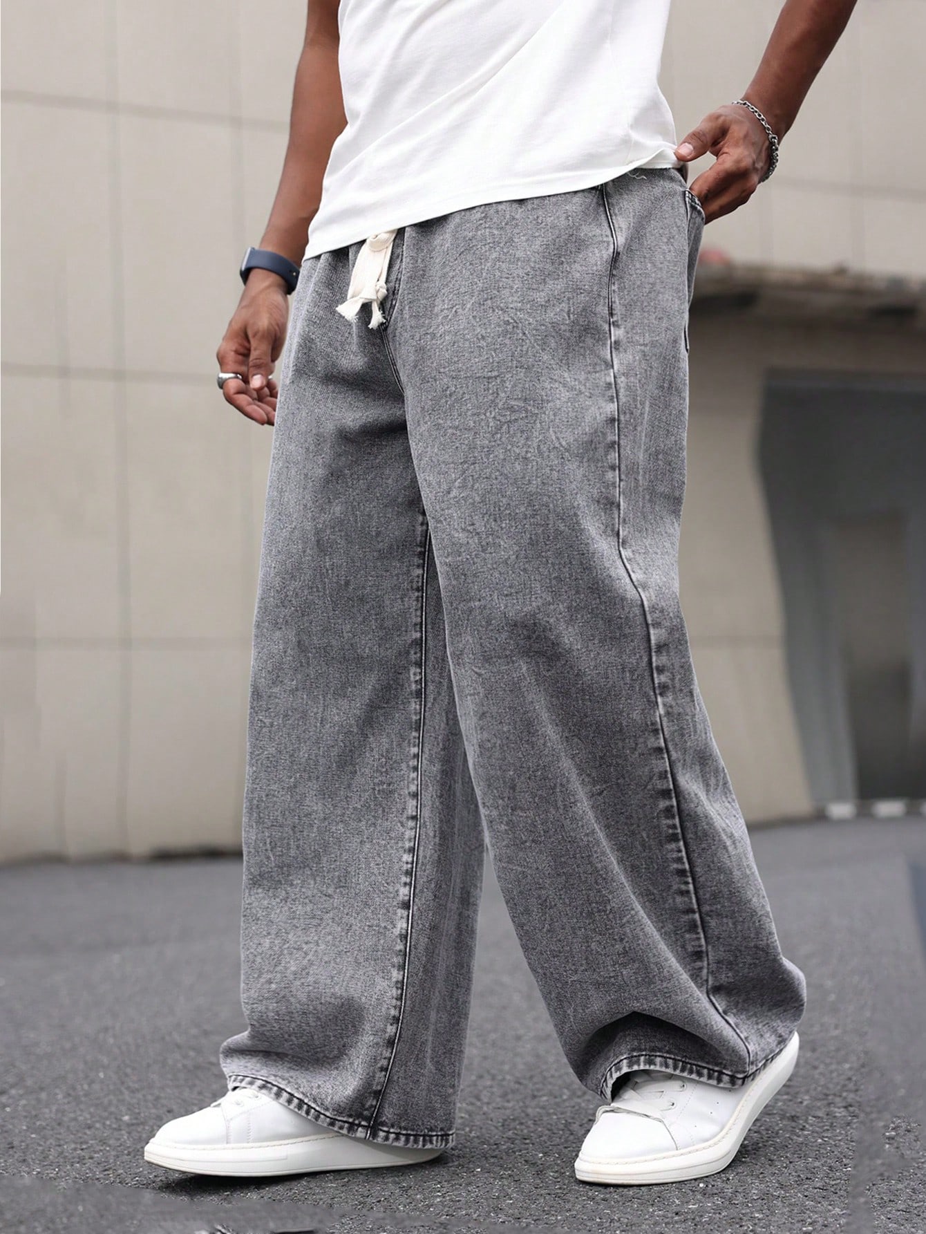 Manfinity Homme plus men Men Ray Ray Acid Wash Congended Wide Wide Beans ، سراويل جينز شحنة خفيفة من الأحماض الرمادية الفاتحة الطو...