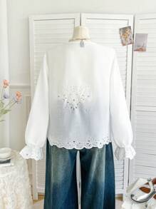 Soleia 加大码女式心形口袋孔眼刺绣喇叭袖口长袖蝴蝶结衬衫，冬季度假装 - 彩色 - 查看 2