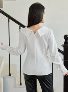 Modelyn 大翻领不对称下摆修身长袖女式衬衫 - 白色 - 查看 2