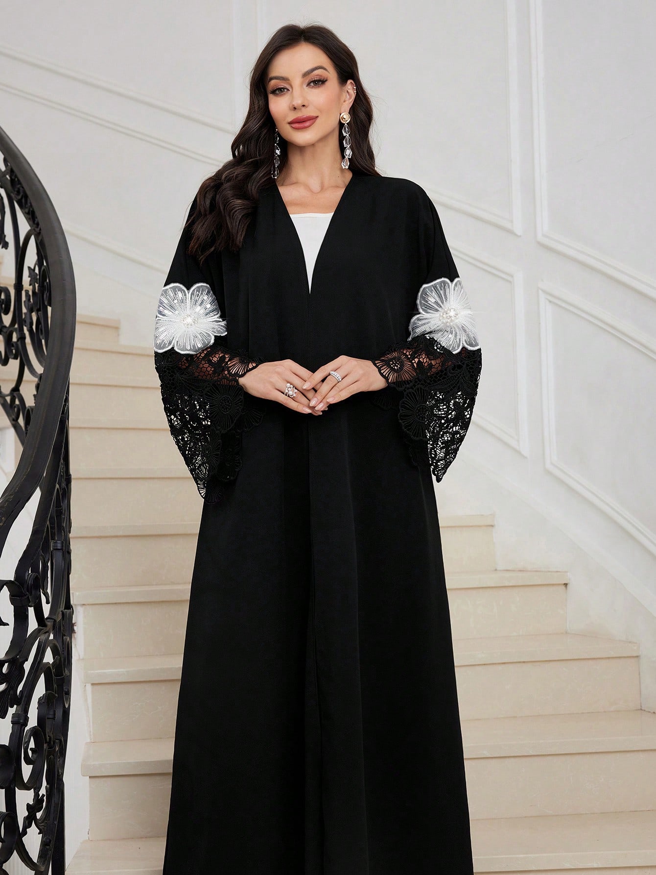 Al Najma العباءة العربية المطرزة للسيدات، قطعة واح...