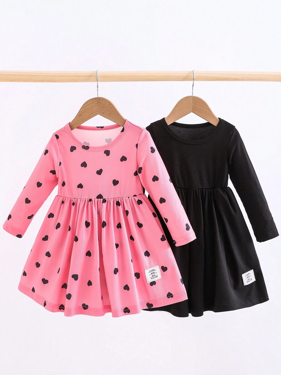SHEIN 2 件套女宝宝休闲日常百搭百搭可爱图案心形印花针织连衣裙套装 - 彩色 - 查看 1