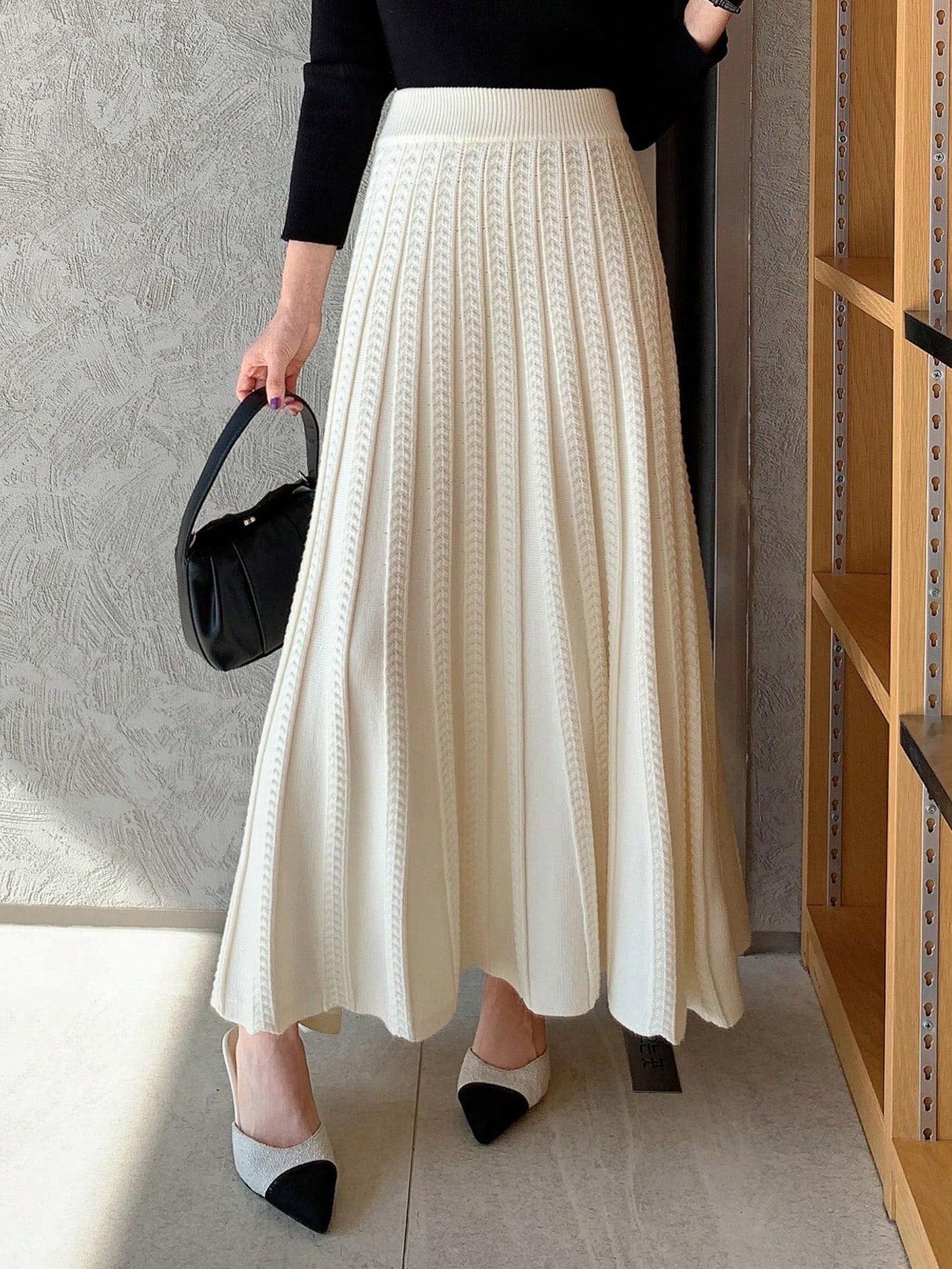 تنورة ذات خصر عالي مطوية بلون أحادي