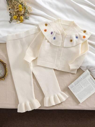 SHEIN Conjunto de suéter para niñas pequeñas, cárdigan con cuello Peter Pan y aplicación floral, y pantalones acampanados, elegante y dulce, apto para diversas ocasiones