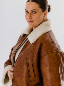 Aralina Chaqueta de aviador vintage con forma curva de piel artificial marrón forrada de borreguillo - Gris - Ver 5