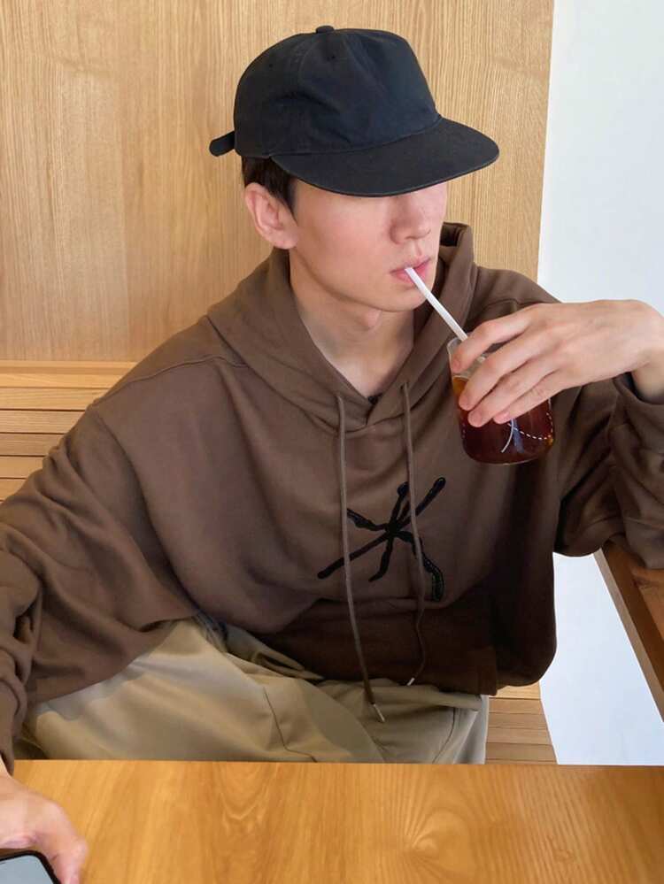 DAZY 男士休闲刺绣落肩宽松袋鼠口袋抽绳连帽衫度假款 - 棕色 - 查看 7