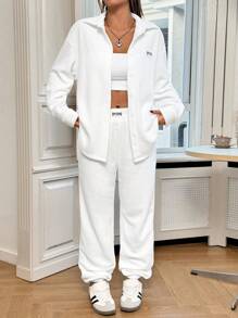 Muchica 女士针织字母贴花细节绗缝落肩白色夹克和裤子 2 件套套装