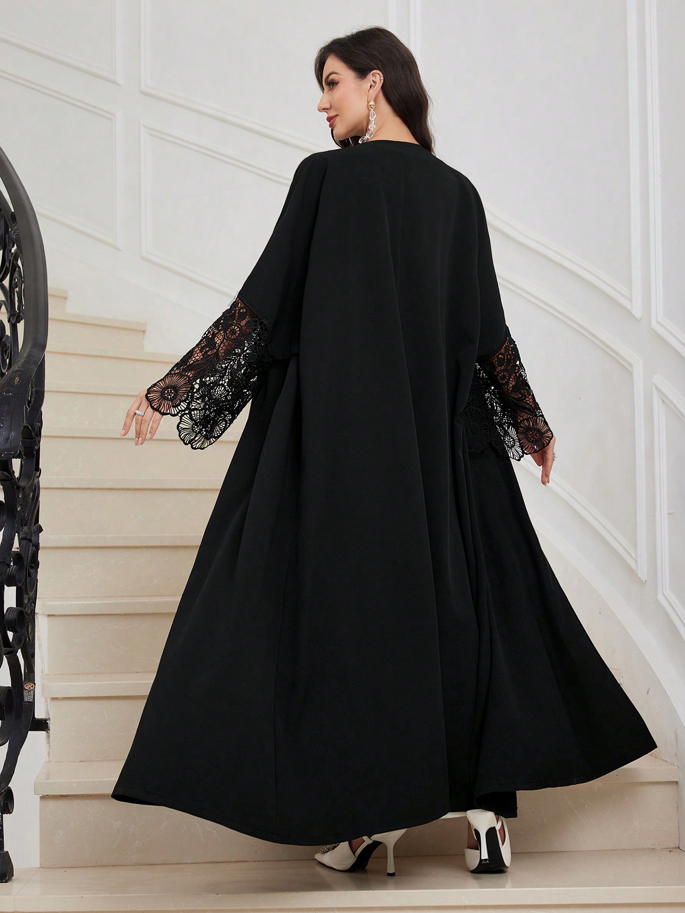 Al Najma العباءة العربية المطرزة للسيدات، قطعة واح...