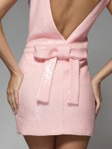 MISSGUIDED Vestido corto sin mangas con cuello en pico, detalle de lazo con lentejuelas y estilo futurista Y2K