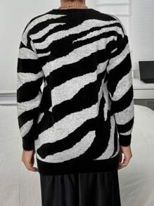 EURMUSE Women Animal Pattern Hairy Yarn Necklace Detailed Pullover - Black and White - View 2