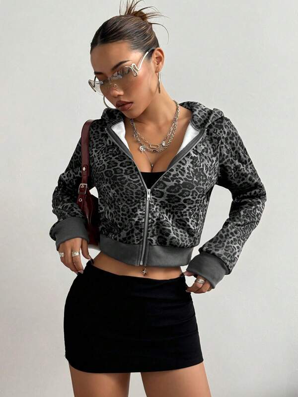 StreetHx Herbst-Chic Kapuzenpullover in Kürze mit Leoparden Muster und Knöpfen