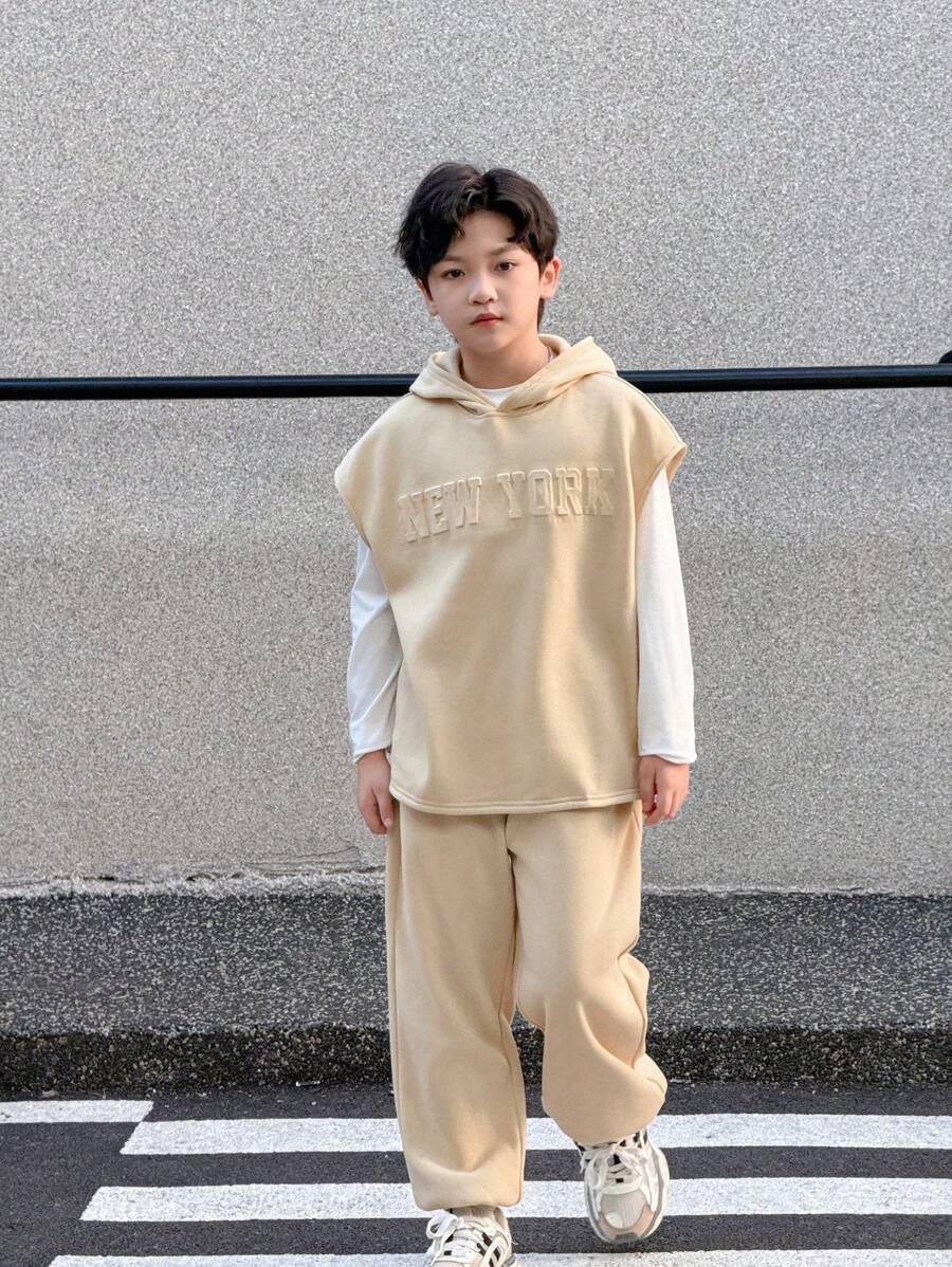 SHEIN Leap Crew 3 件套 Tween Boy 休闲宽松韩版字母 3D 压花图案 T 恤、连帽衫、背心和裤子套装，适合通勤、上学、日常和运动穿着，适合秋冬季