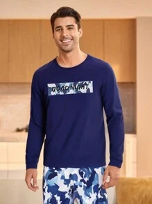 Set de 2 piezas de pantalón largo y pijama de manga larga con contraste de color blanco y caqui, estampado de la letra del hombre de jengibre navideño, para hombres