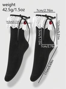 ROMWE Kawaii 1 paire de chaussettes hautes élégantes, douces et chaudes au style gothique lolita. Modèle à rayures verticales noires avec nœud papillon cerise, modèle à rayures verticales blanches avec nœud papillon fraise. Convient aux femmes, tenue quotidienne, emballage en boîte cadeau.