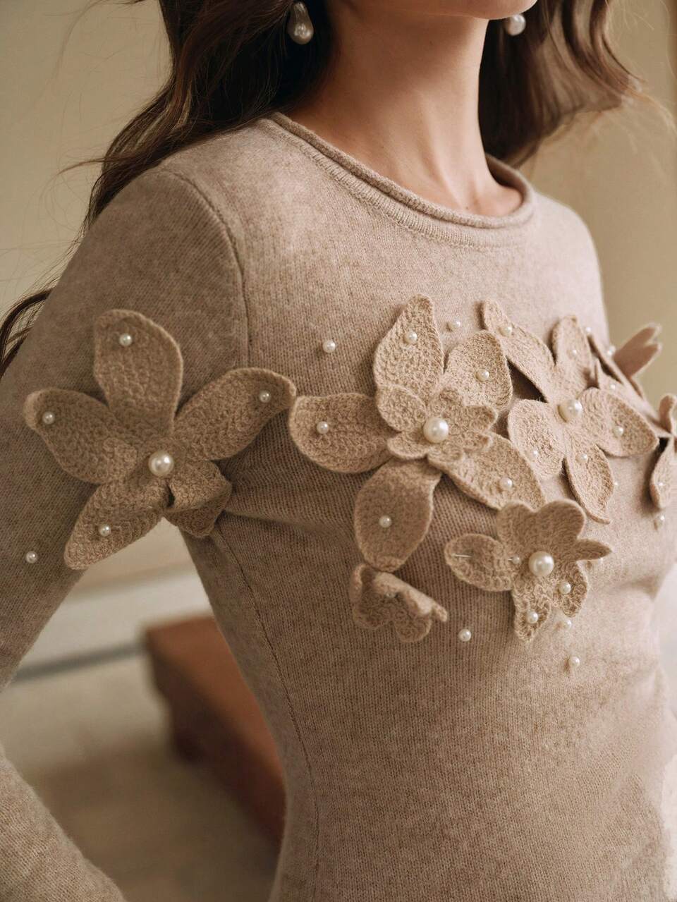 Suéter de punto hecho a mano con cuello redondo, elegante, con flores 3D y cuentas, de base de color caqui, suave y transpirable, para mujer, para otoño e invierno