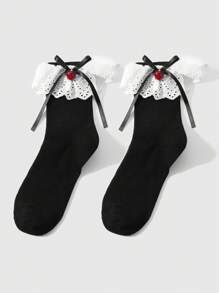 ROMWE Kawaii 1 paire de chaussettes hautes élégantes, douces et chaudes au style gothique lolita. Modèle à rayures verticales noires avec nœud papillon cerise, modèle à rayures verticales blanches avec nœud papillon fraise. Convient aux femmes, tenue quotidienne, emballage en boîte cadeau.