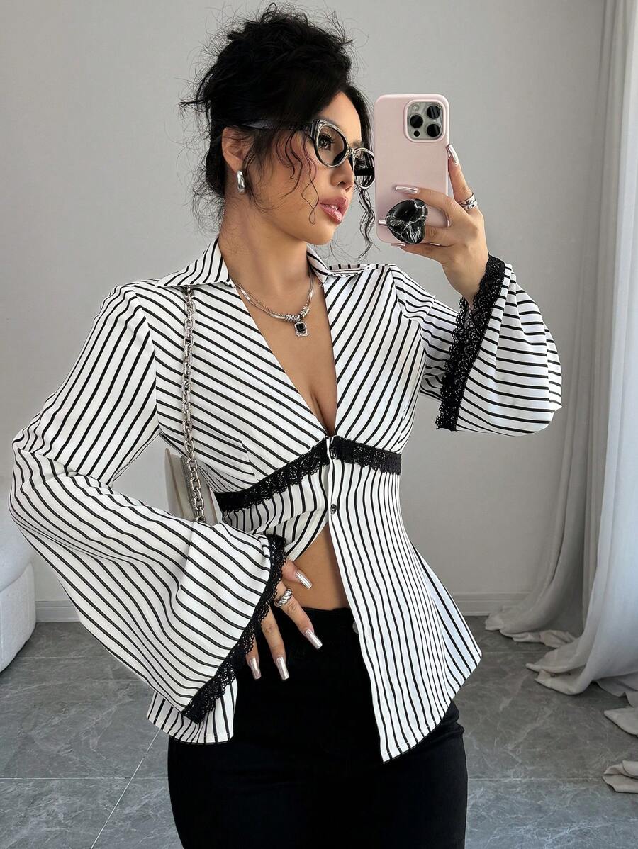 Chiquease Áo ren tay chuông sọc cổ chữ V màu đen dành cho nữ - Đen và trắng - Xem 1