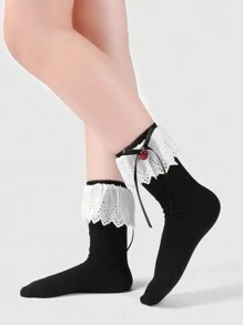 ROMWE Kawaii 1 paire de chaussettes hautes élégantes, douces et chaudes au style gothique lolita. Modèle à rayures verticales noires avec nœud papillon cerise, modèle à rayures verticales blanches avec nœud papillon fraise. Convient aux femmes, tenue quotidienne, emballage en boîte cadeau.