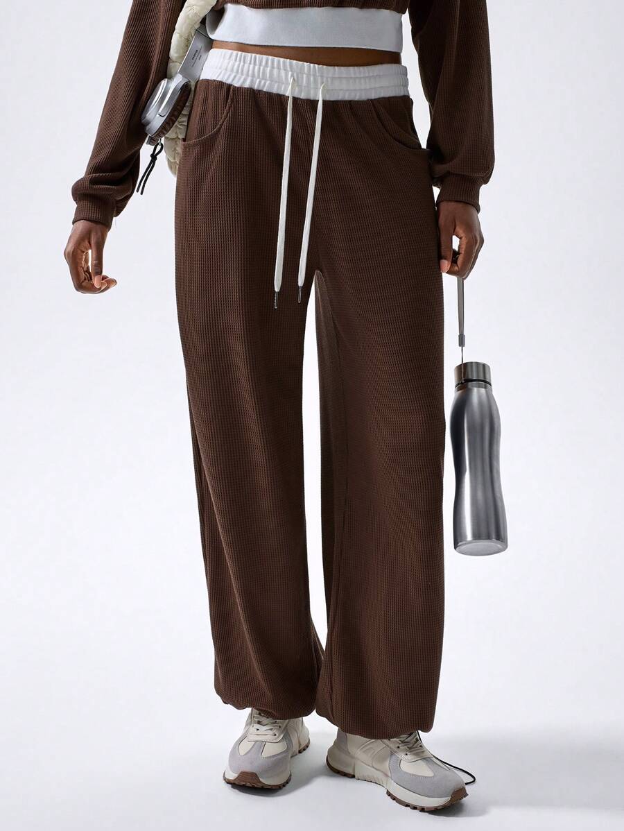 VARSITIE Kontrastfarbige Passe für locker sitzende Sporthosen für Damen - Braun - Übersicht 1