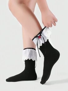 ROMWE Kawaii 1 paire de chaussettes hautes élégantes, douces et chaudes au style gothique lolita. Modèle à rayures verticales noires avec nœud papillon cerise, modèle à rayures verticales blanches avec nœud papillon fraise. Convient aux femmes, tenue quotidienne, emballage en boîte cadeau.