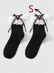 ROMWE Kawaii 1 paire de chaussettes hautes élégantes, douces et chaudes au style gothique lolita. Modèle à rayures verticales noires avec nœud papillon cerise, modèle à rayures verticales blanches avec nœud papillon fraise. Convient aux femmes, tenue quotidienne, emballage en boîte cadeau.