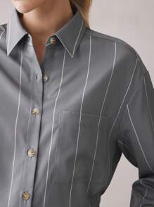 BizChic 女士秋季条纹印花翻领纽扣前袋工作衬衫，都市通勤基本款简约优雅时尚商务休闲风，适合教师、办公室、婚礼、音乐会等场合。 - 灰色 - 查看 7